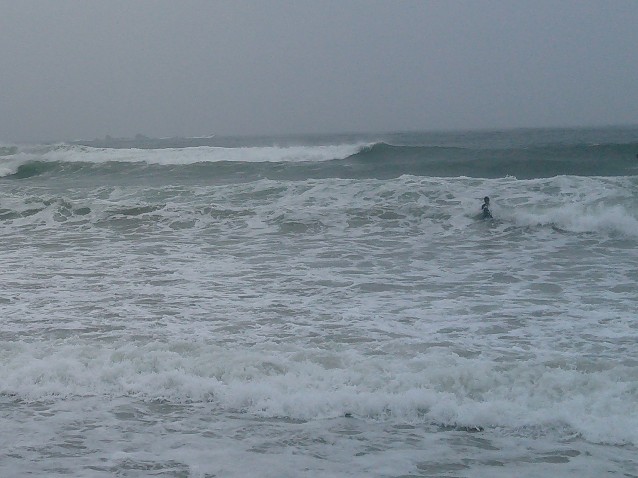 四国・中国地方を縦断し、日本海へと抜けた台風11号のスウェル。午前中は胸～頭くらいだったが、午後は一気にクローズ。