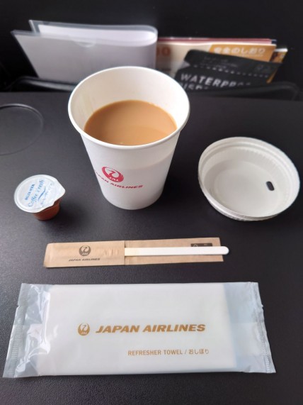 JALの機内で出されたコーヒーでは、カップ、フタ、マドラーが紙(木)製に替わっていましたが、コーヒーミルクの容器がプラのままだったのは“惜しい”という感じでした