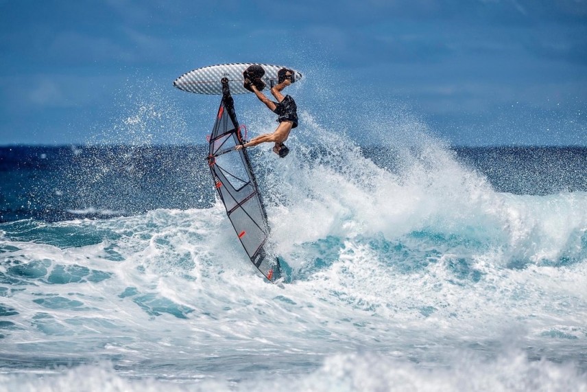マウイ島ホキパポイントはウインドサーフィンの聖地、ここで普段はトレーニングを続けている。波乗りとはまた違うウインドサーフィンでしかできないマニューバーもたくさんある。