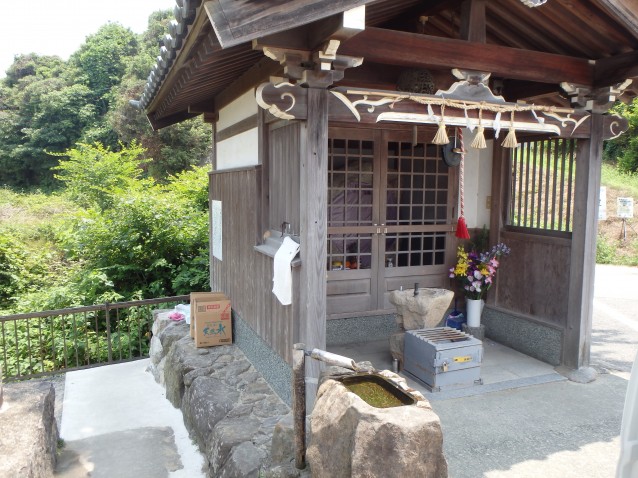 道沿いには太閤水といって自然の湧き水があり、たくさんの人が水を汲みにきています。