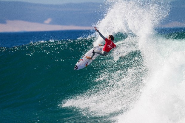 Jordy Smith (ZAF) scores the first Perfect 10 of the competition.
Image: ASP / Kirstin Scholtz