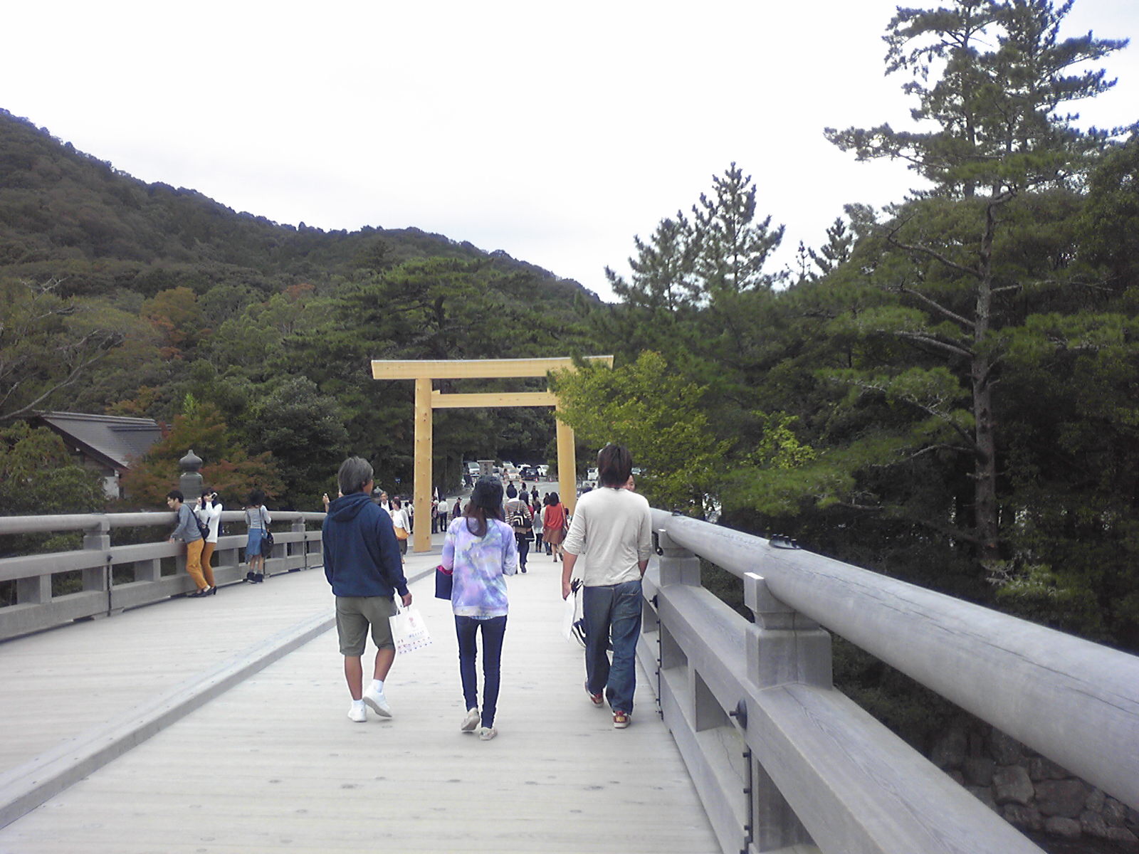 伊勢神宮の境内に渡る橋。この先は聖域です。