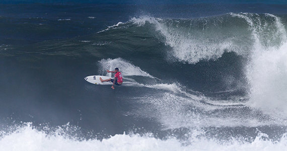 Hawaiian Ezekiel Lau delivers the day's top performance.
Image: ASP / Kelly Cestari