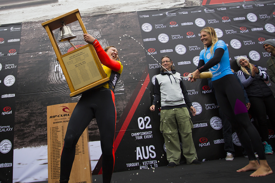 カリッサ・ムーア（HAW）は、ファイナルでステファニー・ギルモア（AUS）を下し優勝。IMAGE CREDIT: WSL / Kirstin