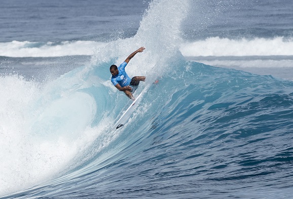 Wiggolly Dantas (BRA), 2015 WSL rookie, sizzles through Round 1 of the Fiji Pro at Cloudbreak.
Image: WSL / Robertson