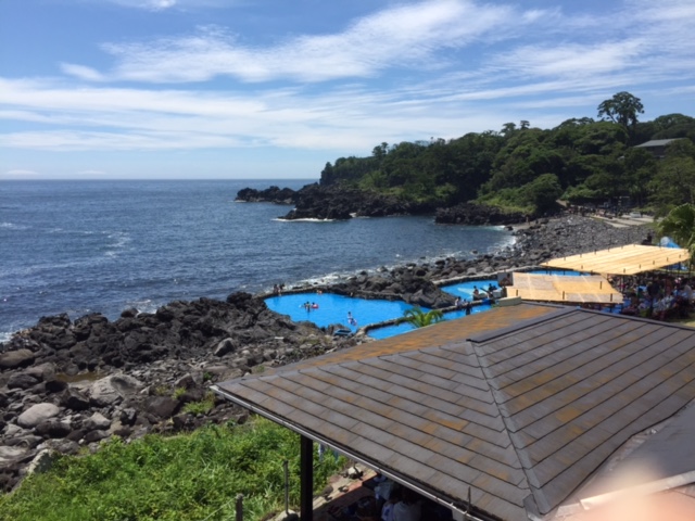 海の見える温泉ではなく、海の見えるプールなのだ