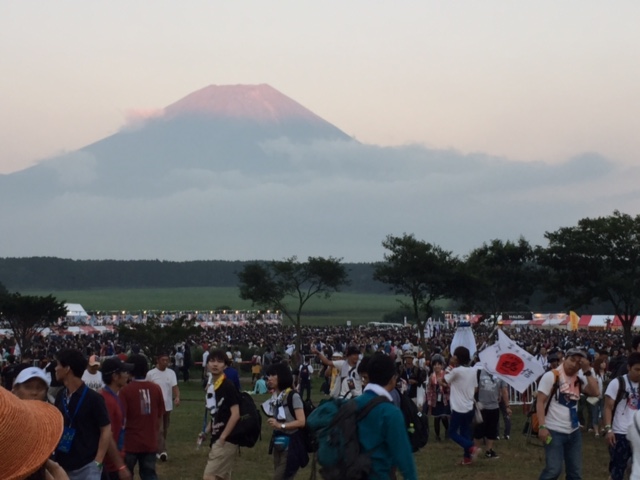 夕方になって全国から続々と会場に集まってきた長渕ファンの大移動です。