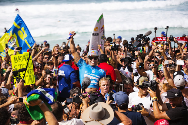 悲願の初タイトル獲得。JOBに担がれるデ・スーザ　IMAGE CREDIT: WSL / Kirstin