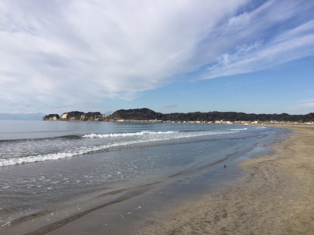 波も穏やかだった海岸線（鎌倉・材木座より坂の下方面）