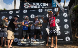 ケリーを祝福するファイナリストたち。Photo Credit: WSL/Freesurf/Heff