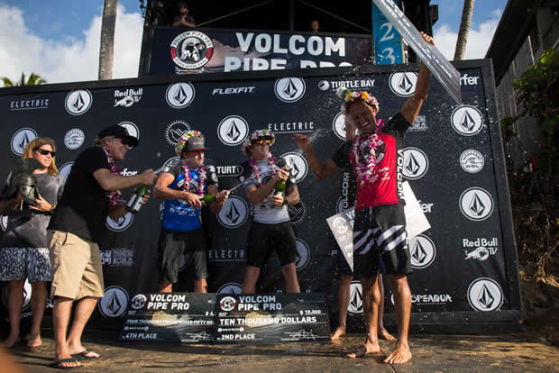 ケリーを祝福するファイナリストたち。Photo Credit: WSL/Freesurf/Heff