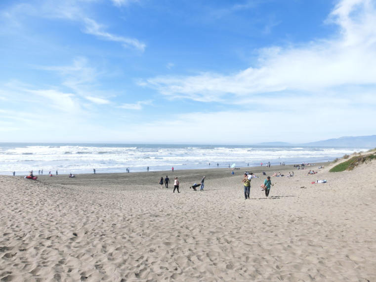 (週末で賑わうオーシャンビーチとカリフォルニアの透き通った青空)