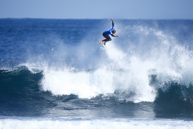 ラウンドアップを決めたコロヘ・アンディーノ（USA）PHOTO: © WSL/ Sloane