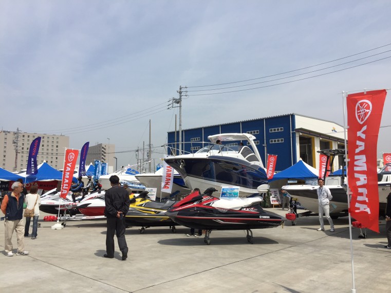 陸上展示にはボートの他に、マリンジェットや高級オートバイなどもあって華やいでいました。