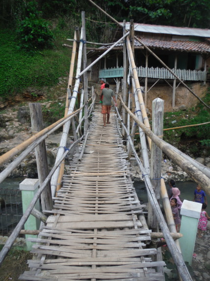 温泉場の川にかかる竹で作った橋