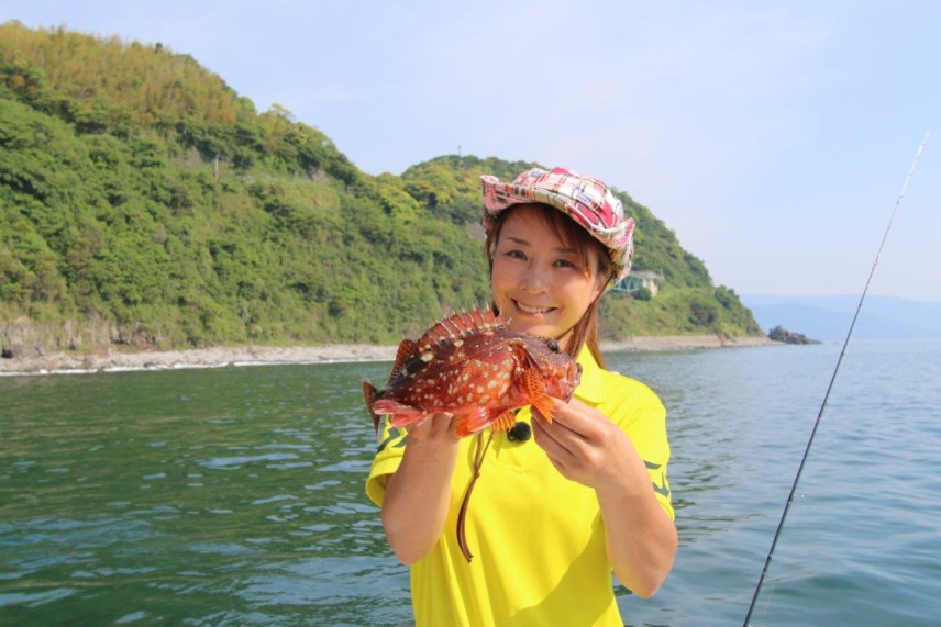 良型のカサゴを釣ったコジレイさん