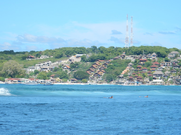 ボートから見える沿岸の景色