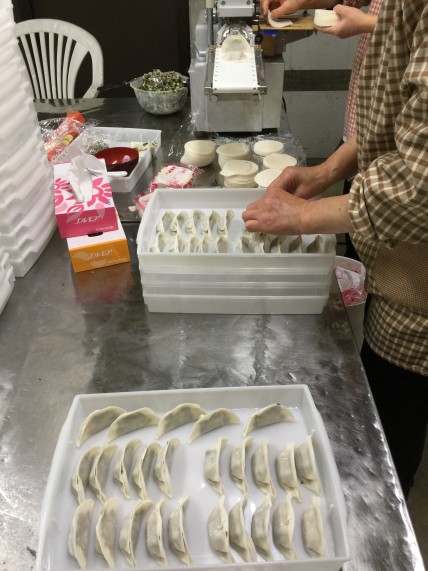 出来上がった餃子をトレーに並べてから冷凍庫で急速冷凍をします