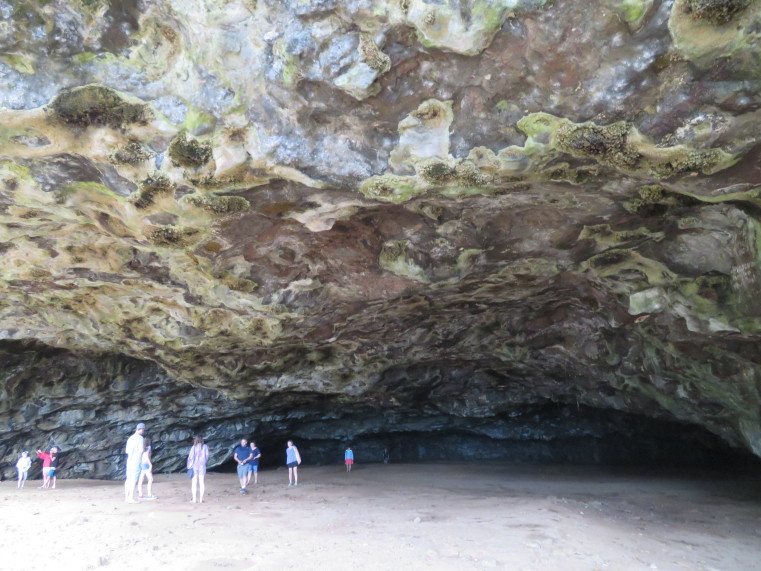 (ポイント前の洞窟は観光名所でもある。)