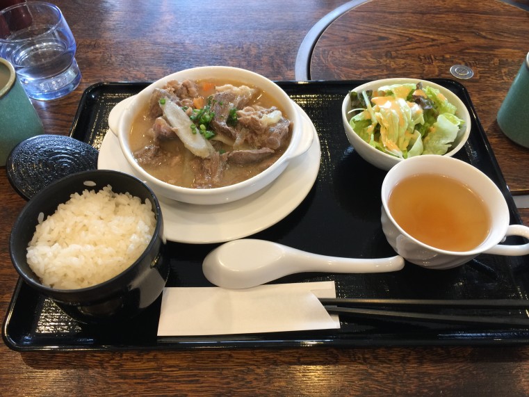 牛すじ煮込み定食。定食はご飯のおかわりもOKなのがウレシイ。