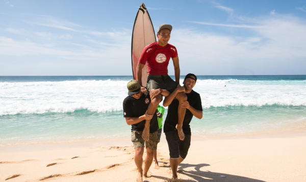 バロンはこの三ヶ月の間に三回目の祝福を受けた。. - WSL / Keoki Saguibo