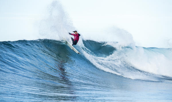 リップにヒットさせるジョディ・スミス. WSL Kelly Cestari