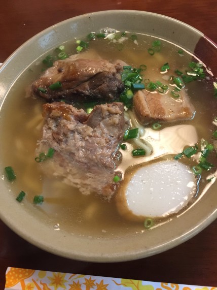 3種類のお肉が入った3枚肉そば。670円(税込み)と安い!