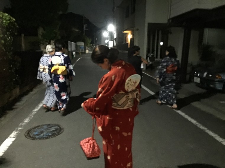 女性陣はオシャレに浴衣を着てお祭りに出かけました。