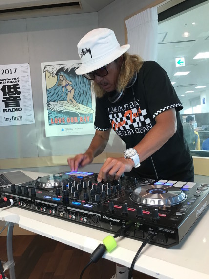 オーシャントライブ内でDJする姿