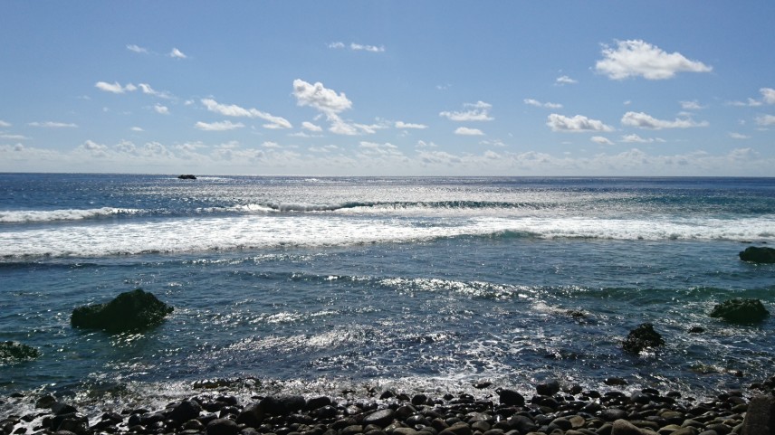 三日目は小さくなってしまったが、きれいな海でのサーフィンは気持ちが良い