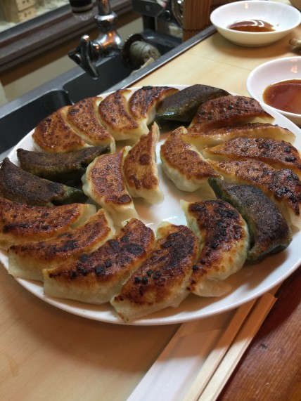 ミックス餃子はカレー、エビ、ヨモギ、大葉、普通の5種類。 チョット焼きすぎてしまったのはご愛嬌かな。