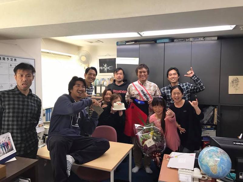 スタッフとともに還暦の記念撮影