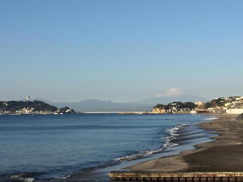 七里の駐車場から見た「江ノ島と富士山」の構図。よく見るとサーフキャストしている釣り人が写っています。