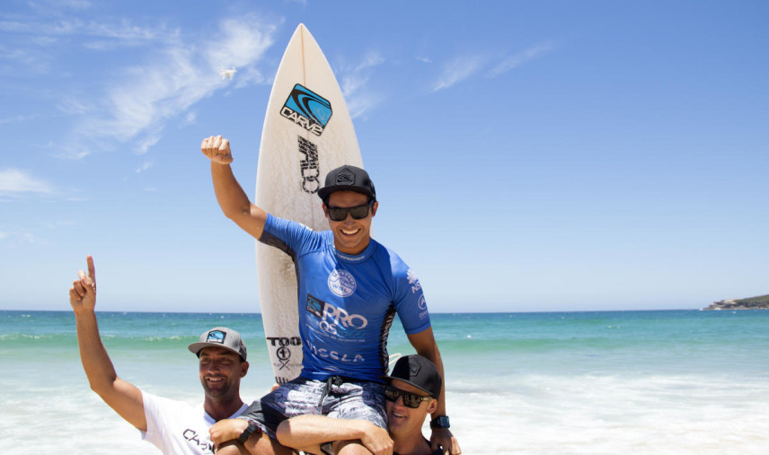 Carveのボスと同じくライダーで元CTのステュ・ケネディーに祝福されるシェーン・キャンベル/ WSL / ETHAN SMITH