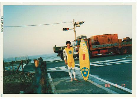 1986年七里ガ浜の交差点にて、27歳時のやや細い自分です(笑) 