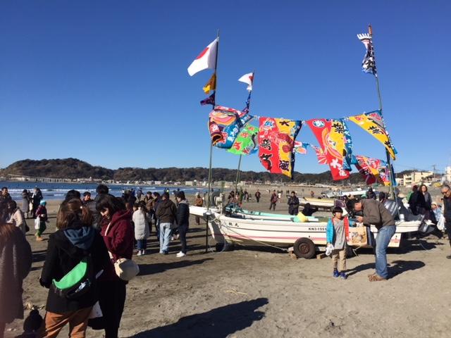 今年も「船おろし」が行われ安全と大漁祈願を願って多くの人が集まっていました