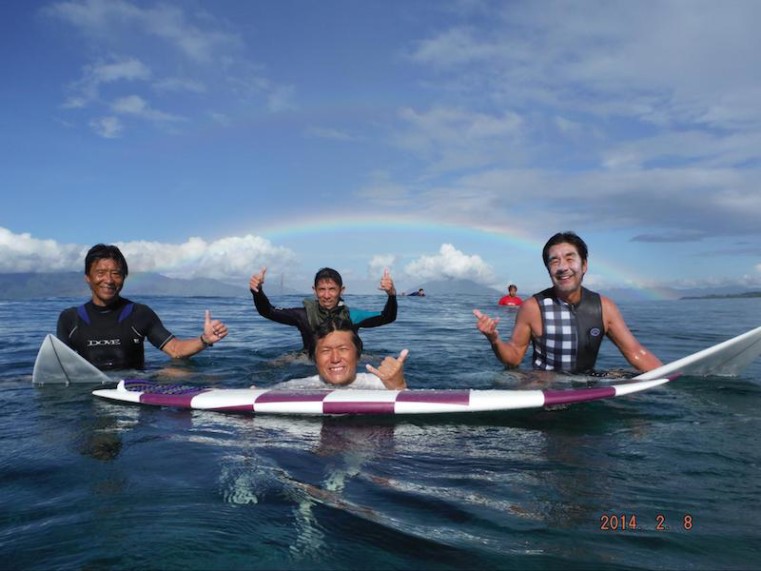 北マルクでの魅惑のサーフィン中に美しい真ん丸な虹がかかった 