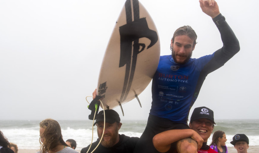 ワールドチャンプである姉のタイラーに祝福されるマイキー/WSL / TOM BENNETT