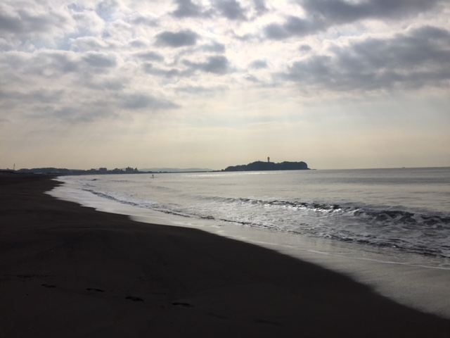 辻堂海岸から見た江の島。雲が遮っていますが、春はもうすぐです。