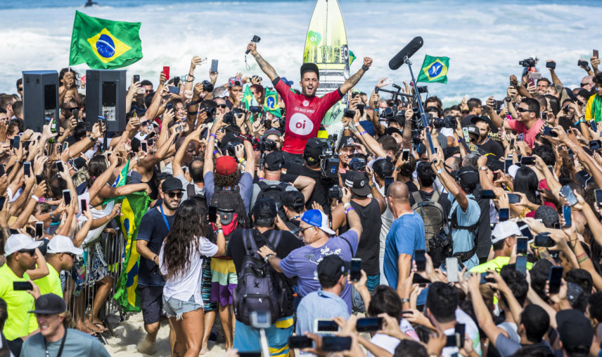 カーニバルと化したビーチで大観衆に応えるフィリペ・トレード/ WSL / DANIEL SMORIGO