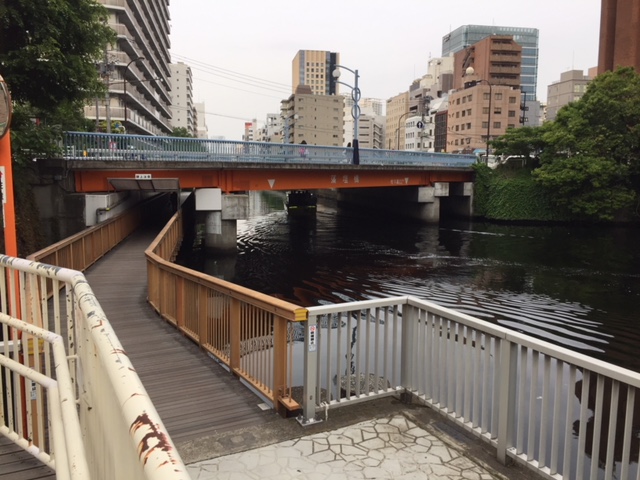 こんな狭い水路ですが、水上タクシーが橋の下を…スリル満点です。(品川近郊)