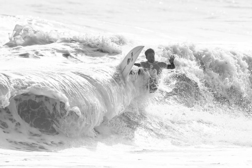 たくさんのボードが折れるようなコンディションで攻め込む石川選手/WSL/  IAN THURTELL