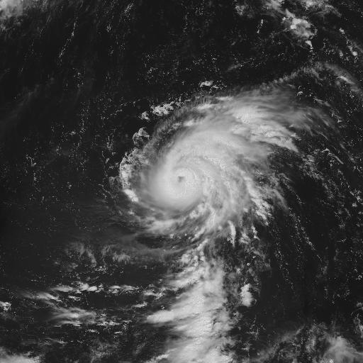 7月7日正午の画像  中心気圧920hPa　進行方向北西　速度ゆっくり 強風域　北東側４４０km以内と南西側３３０km以内