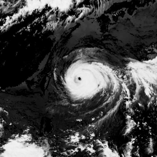 7月10日正午の画像 中心気圧935hPa　進行方向　西北西　速度30km/h　 強風域　中心の北東側５００km以内と南西側２８０km以内