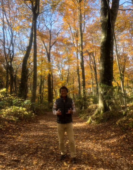 白神山地十二湖の紅葉狩りを楽しむ筆者