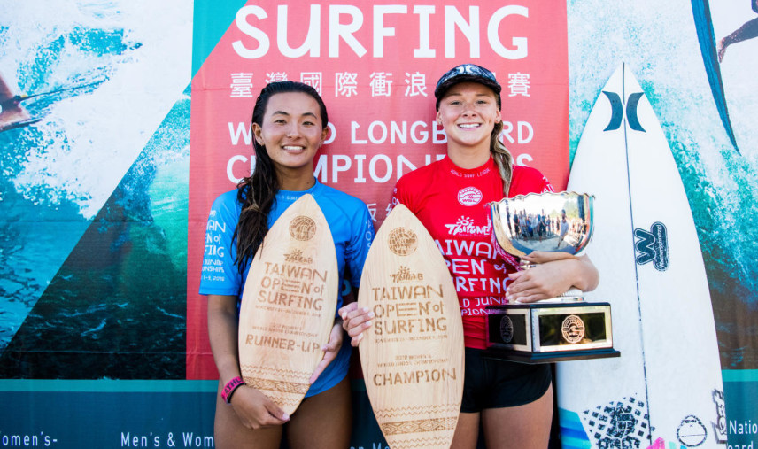 優勝は、16歳カリフォルニアンのキラ・ピンカートン(右)。2位はハワイのキアラ・トモダベネット。WSL / Jack Barripp