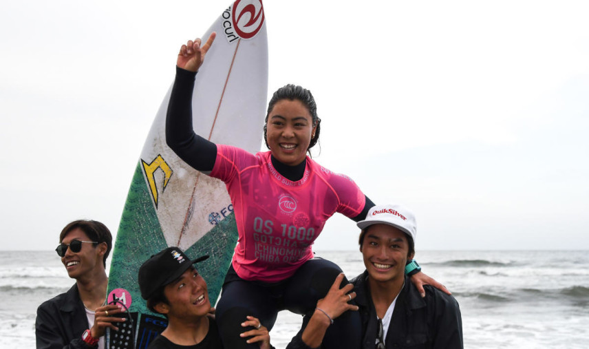 ライバルを抑えて優勝し祝福される都筑夢路プロ/ WSL