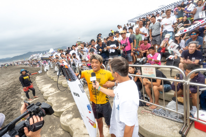 大観衆とカノア五十嵐選手