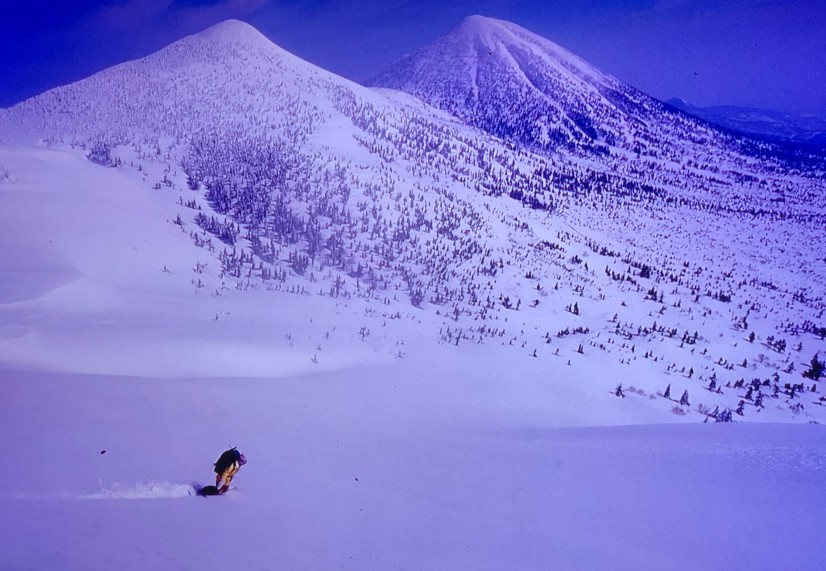 ノートラックのパウダースノーをグライドする(八甲田山)