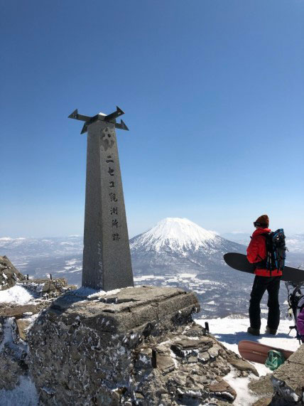 ニセコアンヌプリ山頂から羊蹄山を望む